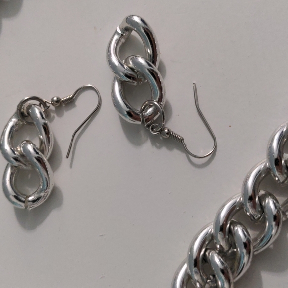 Beautiful Silver Tone Necklace with Toggle Clasp and Matching Drop Earrings - Picture 6 of 7